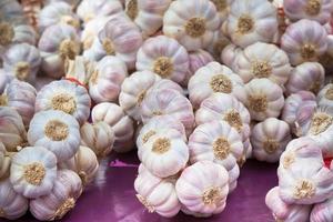 cachos de alho em um mercado foto