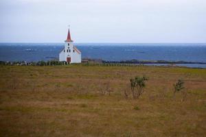 típica igreja rural islandesa em dia nublado foto