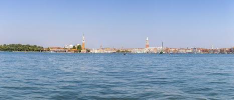 imagem panorâmica da cidade histórica de veneza tirada da lagoa foto