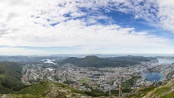 vista aérea para a cidade norueguesa de bergen do monte ulriken no verão foto