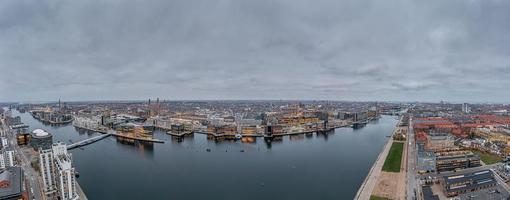 drone panorama sobre o porto de copenhague durante o dia foto