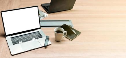 laptop de tela branca com xícara de café na mesa na sala de reuniões foto