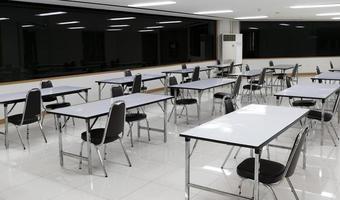 o layout da mesa de distanciamento social da sala de jantar para proteger contra o covid-19 foto