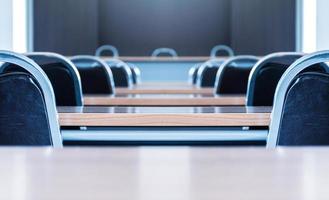 feche a cadeira em uma sala de seminário com uma mesa de alto-falante no meio do palco foto