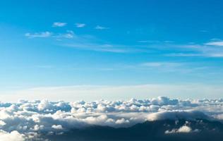 cloudscape com montanha, mar flutuante de nuvens. foto