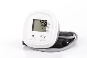 Medidor de pressão arterial digital eletrônico médico em fundo branco foto