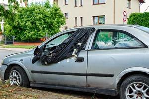 carro danificado estacionado na estrada da cidade foto