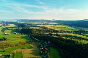 aldeia de montanha e campos agrícolas, vista aérea. paisagem natural foto