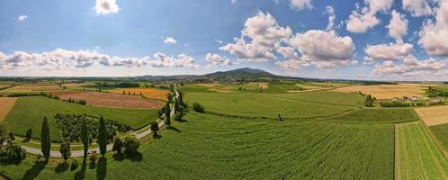 vista aérea de campos agrícolas e verdes na zona rural foto