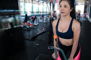 close-up bela esportista asiática usar sutiã esportivo na parede do ginásio, tailândia amor saúde, conceito de treino de mulher magra