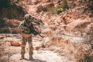 soldados de forças especiais em guerras no deserto, povo tailandês, soldado do exército foto