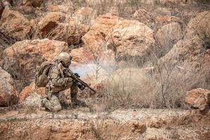 soldados de forças especiais em guerras no deserto, povo tailandês, soldado do exército foto