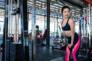 close-up bela esportista asiática usar sutiã esportivo na parede do ginásio, tailândia amor saúde, conceito de treino de mulher magra