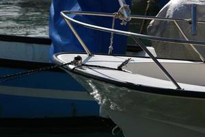 cais à beira-mar para atracação de barcos e iates. foto