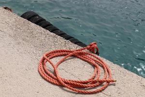 cais à beira-mar para atracação de barcos e iates. foto