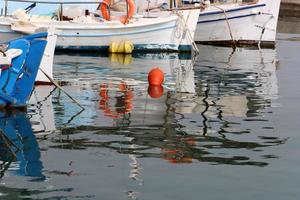 cais à beira-mar para atracação de barcos e iates. foto