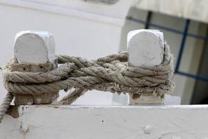 cais à beira-mar para atracação de barcos e iates. foto