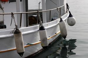 cais à beira-mar para atracação de barcos e iates. foto