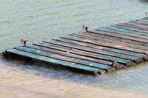 cais à beira-mar para atracação de barcos e iates. foto