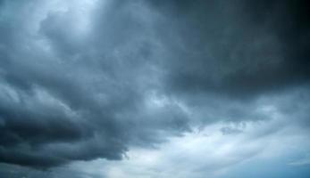 fundo de ambiente de natureza cênica de nuvens brancas e cinzas. nuvens de tempestade flutuando em um dia chuvoso com luz natural. cenário cloudscape, tempo nublado acima do céu azul. foto