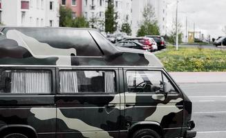 minsk, bielorrússia, janeiro de 2023 - carro camuflado no estacionamento foto