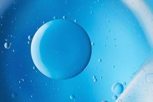 fundo azul claro abstrato com círculos de óleo. bolhas de água fecham. foto