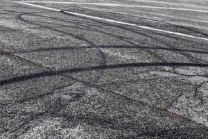 marcas de pneus no asfalto
