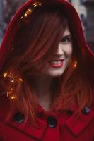close-up mulher ruiva positiva com imagem de retrato de capuz e luzes foto