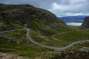 vista panorâmica da estrada sinuosa de trilha única bealach na ba foto