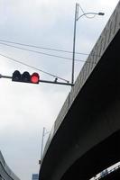 semáforo de cor vermelha na rua com fundo do céu foto