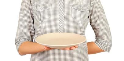 garçonete segura em uma mão um prato cinza em branco. modelo de vista em perspectiva para o seu design. isolado no fundo branco foto