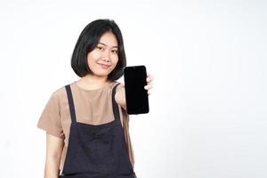 mostrando aplicativos ou anúncios no smartphone de tela em branco da bela mulher asiática isolada no fundo branco foto