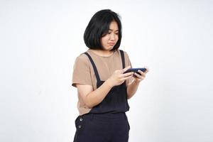 jogando jogo para celular no smartphone e com raiva por perder a bela mulher asiática isolada no branco foto