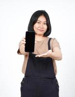 mostrando aplicativos ou anúncios no smartphone de tela em branco da bela mulher asiática isolada no fundo branco foto