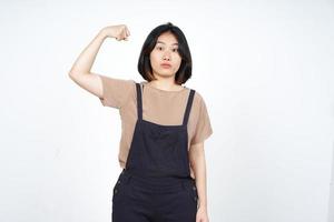 mostrando força e levante os braços da bela mulher asiática isolada no fundo branco foto