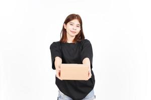 segurando a caixa do pacote ou caixa de papelão de linda mulher asiática isolada no fundo branco foto