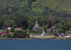 bela vista da ilha samosir na indonésia foto