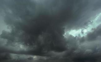 o céu escuro tinha nuvens reunidas à esquerda e uma forte tempestade antes de chover. céu de mau tempo. foto