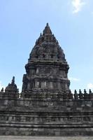 Templo Prambanan em Yogyakarta, Indonésia. patrimônio mundial da unesco na indonésia. o maior templo hindu foto
