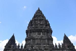 Templo Prambanan em Yogyakarta, Indonésia. patrimônio mundial da unesco na indonésia. o maior templo hindu foto