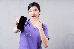 retrato da jovem médica asiática foto