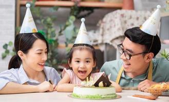 jovem família asiática, festa de aniversário foto