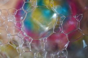 bolhas de sabão no fundo abstrato colorido foto