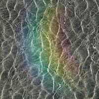reflexo do arco-íris na água da piscina foto