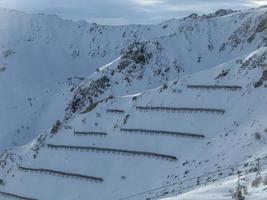 barreiras de avalanche para evitar que a neve caia foto