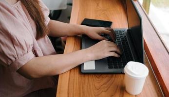 close-up das mãos da mulher digitando em um laptop empresária trabalhando em um laptop, senhora idosa ou de meia-idade usando o conceito de computador escrevendo e-mails, comunicando-se on-line,