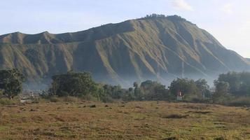 vista da aldeia sembalun de lombok, monte rinjani, as colinas de sembalun lombok foto