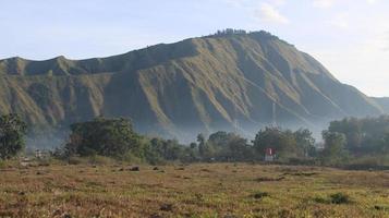 vista da aldeia sembalun de lombok, monte rinjani, as colinas de sembalun lombok foto