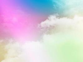 beleza doce pastel rosa verde colorido com nuvens fofas no céu. imagem multicolorida do arco-íris. luz de crescimento de fantasia abstrata foto
