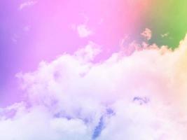 beleza doce pastel verde violeta colorido com nuvens fofas no céu. imagem multicolorida do arco-íris. fantasia abstrata luz crescente foto